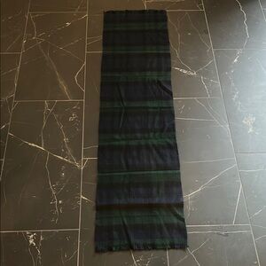 Izod 100% wool Plaid Scarf in Black and Green